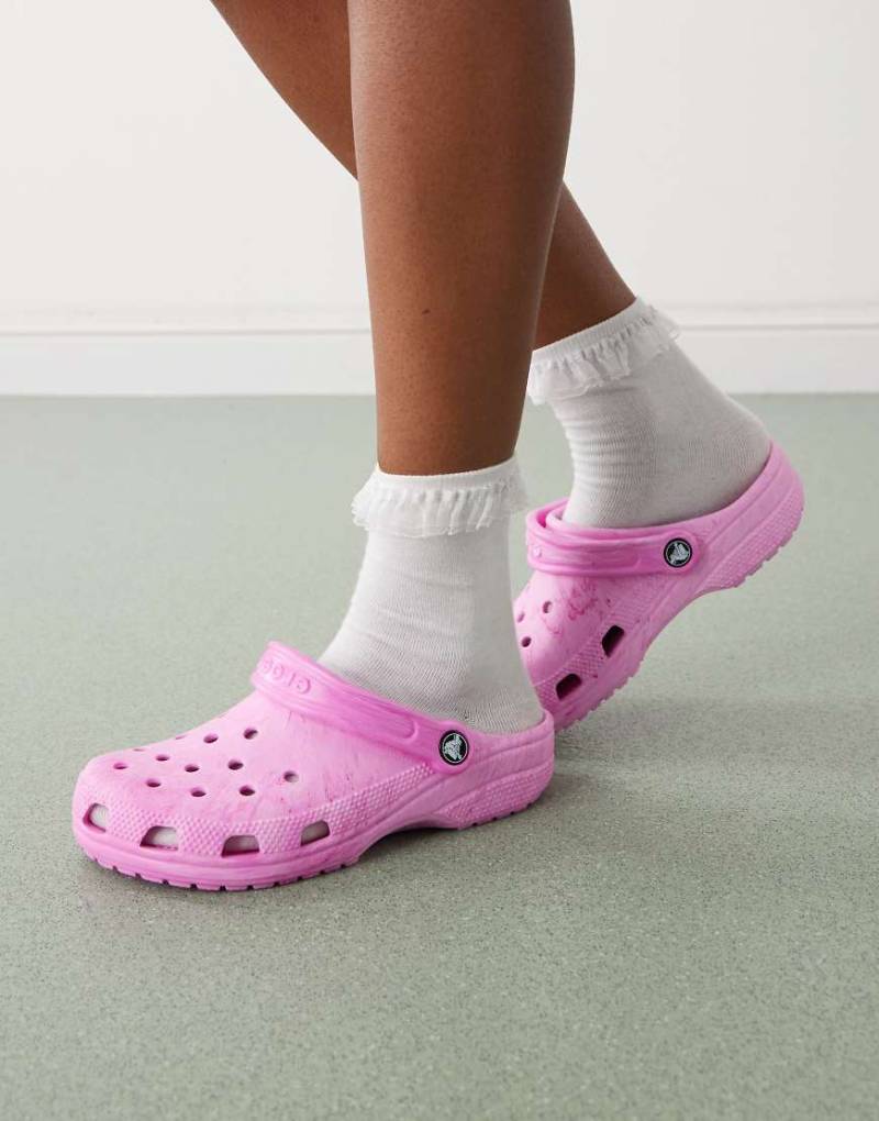Crocs - Classic - Clogs in marmoriertem Rosa von Crocs