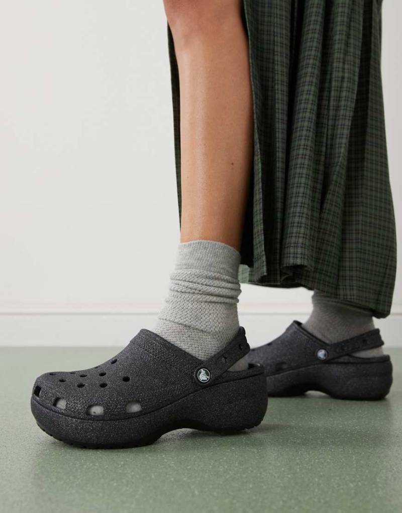 Crocs - Classic - Glitzernde Clogs in Schwarz mit Plateausohle von Crocs