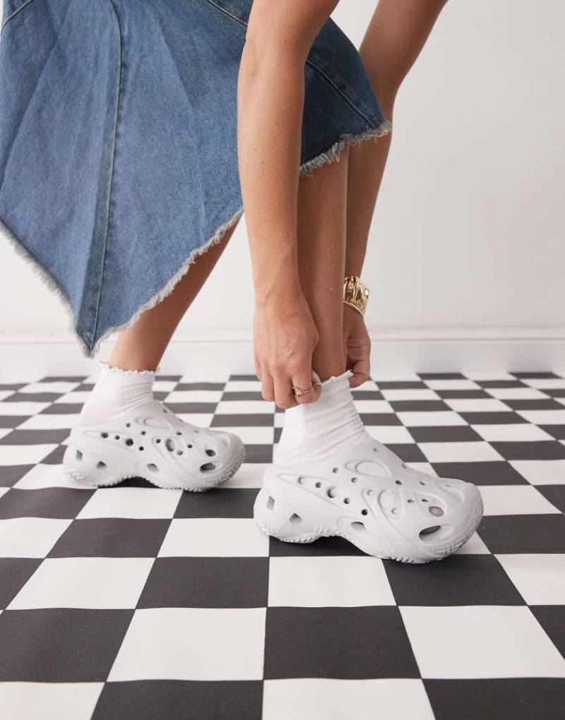 Crocs - Clogs im Gitter-Design in Atmosphere-Grau von Crocs