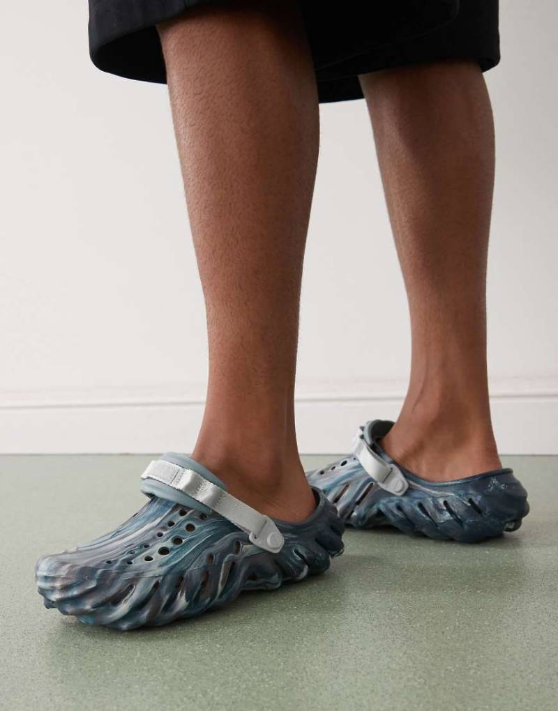 Crocs - Echo - Marmorierte Clogs in schwarzem Sand/Bunt von Crocs