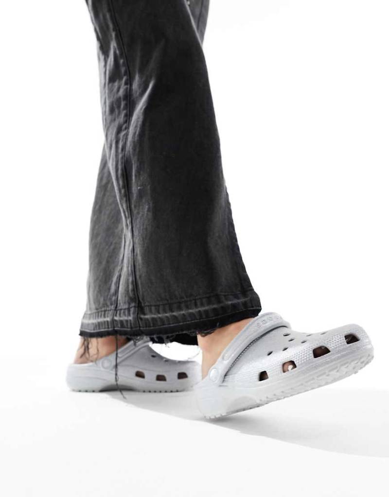 Crocs - Klassische Clogs in Glitzer-Silber von Crocs