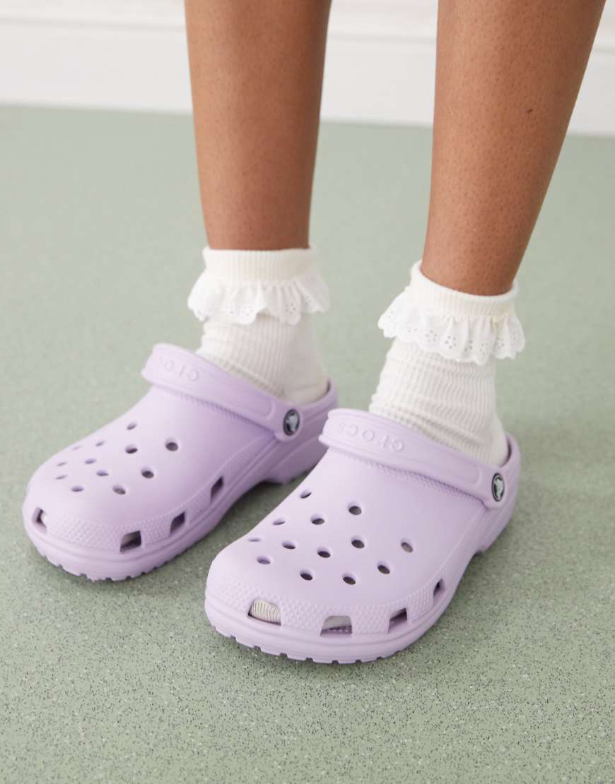 Crocs - Klassische Clogs in Lavendel-Lila von Crocs
