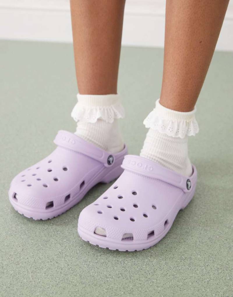 Crocs - Klassische Clogs in Lavendel-Lila Crocs - Klassische Clogs in Lavendel-Lila von Crocs