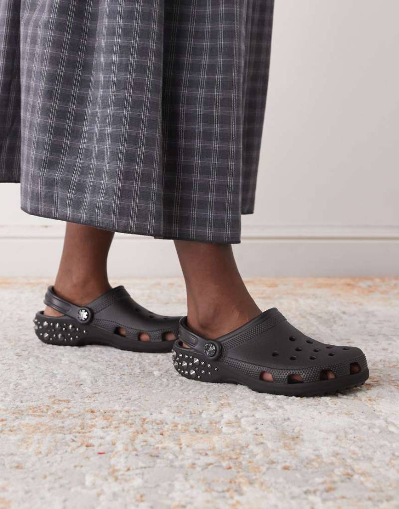 Crocs - Klassische Clogs in Schwarz mit Nieten Crocs - Klassische Clogs in Schwarz mit Nieten von Crocs