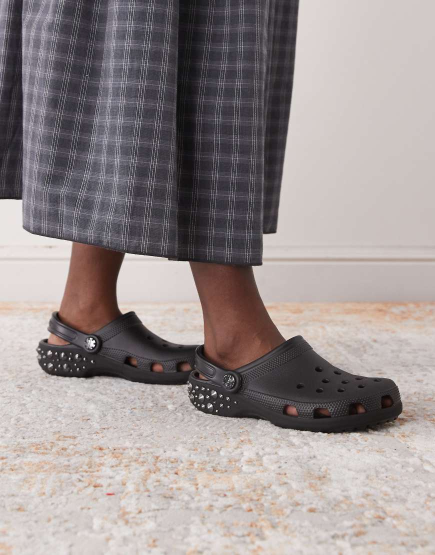 Crocs - Klassische Clogs in Schwarz mit Nieten von Crocs
