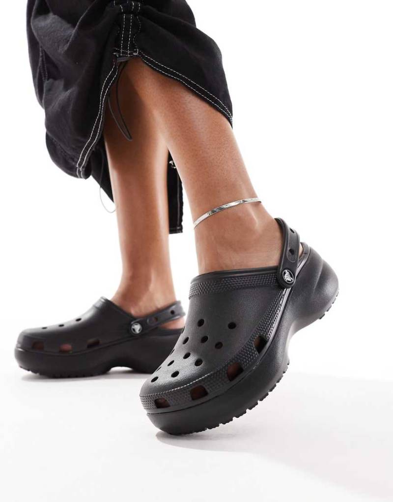 Crocs - Klassische Clogs in Schwarz mit Plateausohle von Crocs