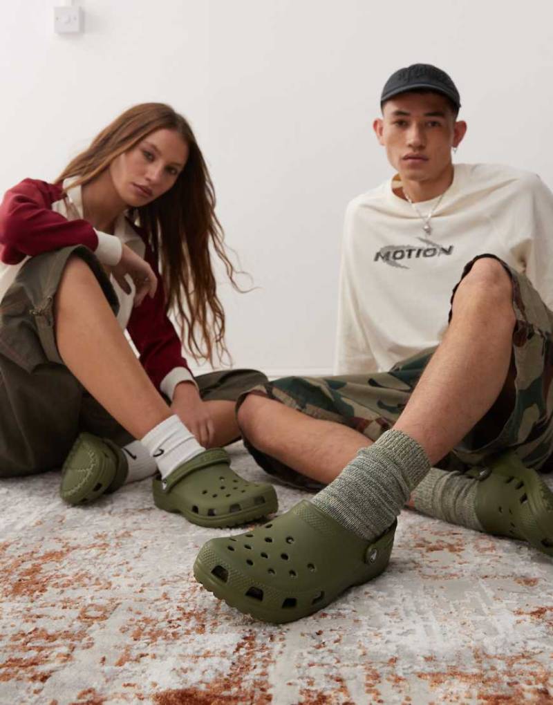 Crocs - Klassische Unisex-Clogs in Military-Grün von Crocs