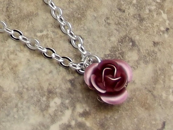 Rosa Rose Minimalist Halskette, Zierliche Halskette Anhänger, Eloxiertes Aluminium, Handgemachter Schmuck Frauen, Rosen, Rosen Rosa Rose Minimalist Halskette, Zierliche Halskette Anhänger, Eloxiertes Aluminium, Handgemachter Schmuck Frauen, Rosen, Rosen von CrofootDesigns