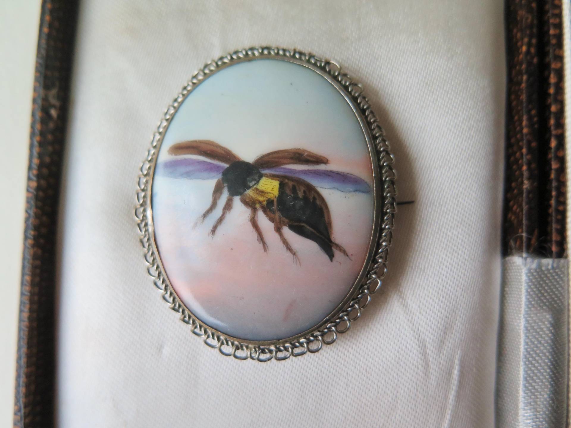 Antike Bienenbrosche Aus Porzellan Handgemalter Hummel-Schmuck von Crononauta