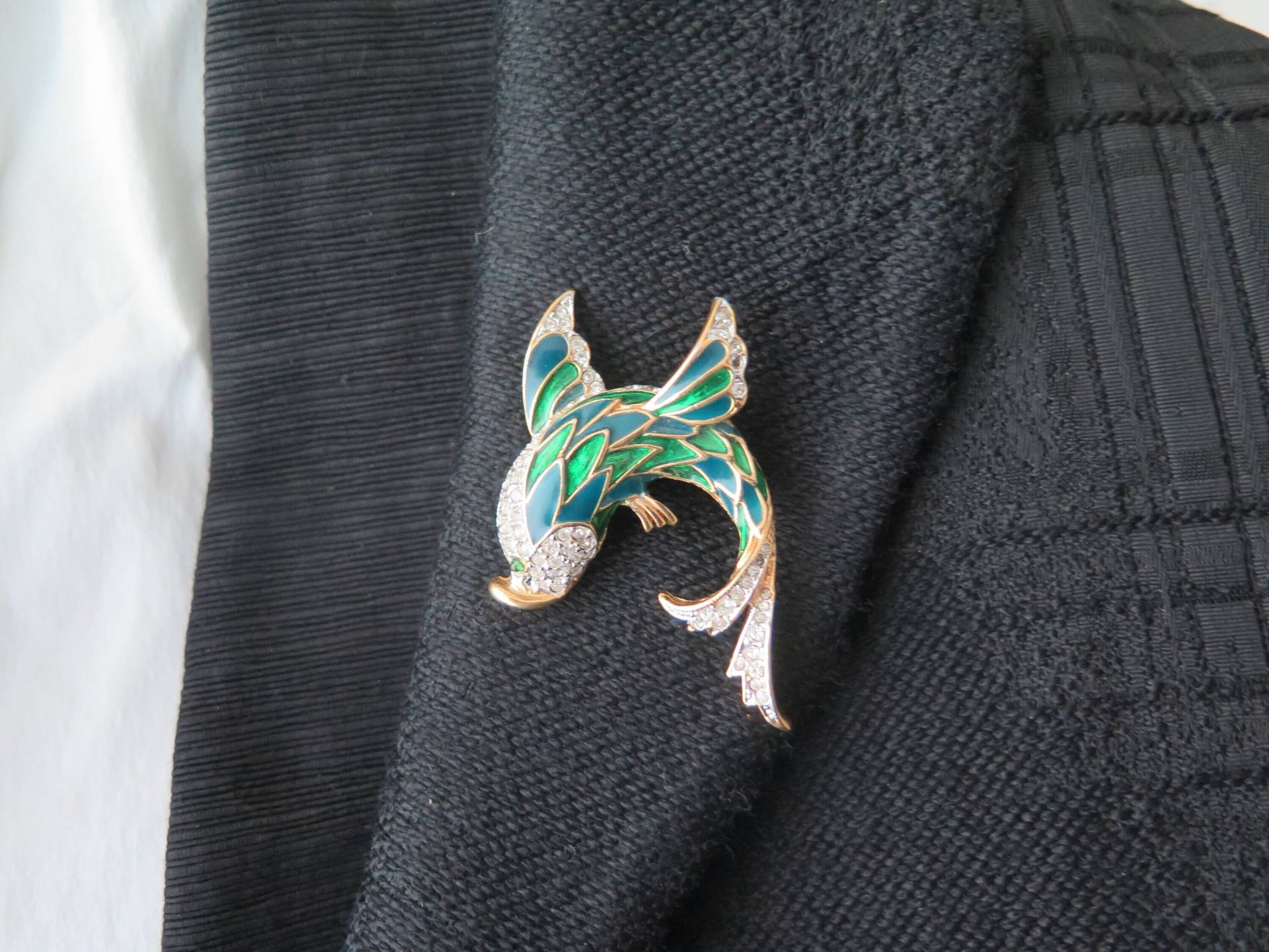 Vintage Fisch Brosche, Emaillierte Goldene Brosche Mit Strass, Blaue Und Grüne Emaille von Crononauta