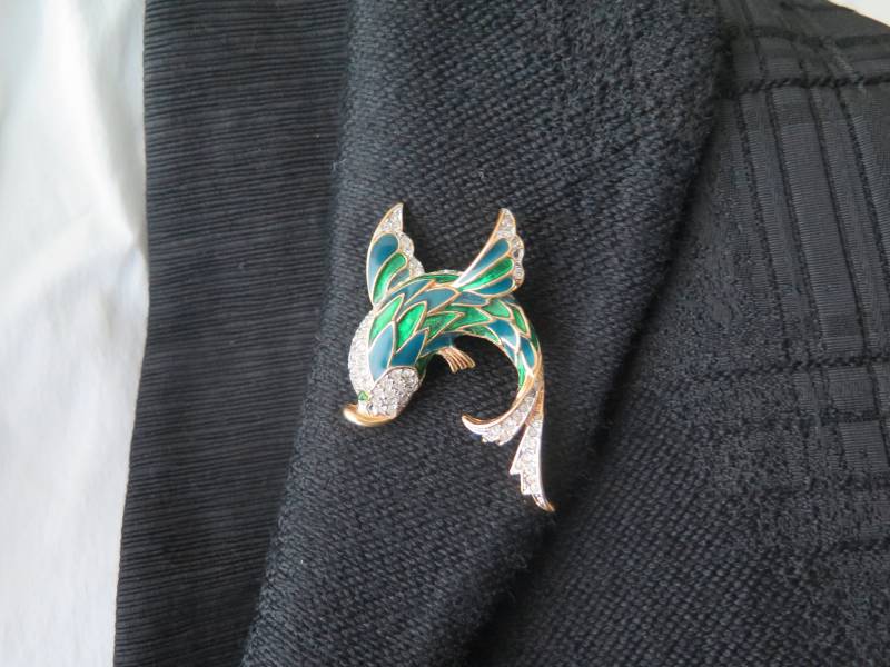 Vintage Fisch Brosche, Emaillierte Goldene Brosche Mit Strass, Blaue Und Grüne Emaille von Crononauta