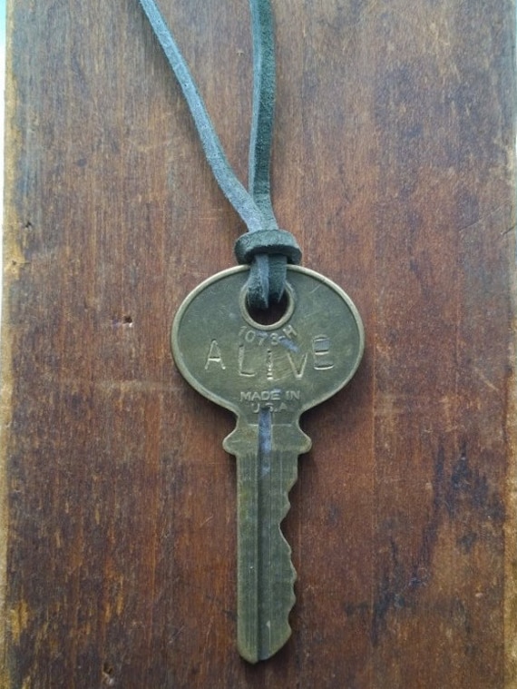 Personalisierte Jahrgang Gravierte Schlüsselkette Personalisierte Jahrgang Gravierte Schlüsselkette von CrookedTeethKeys