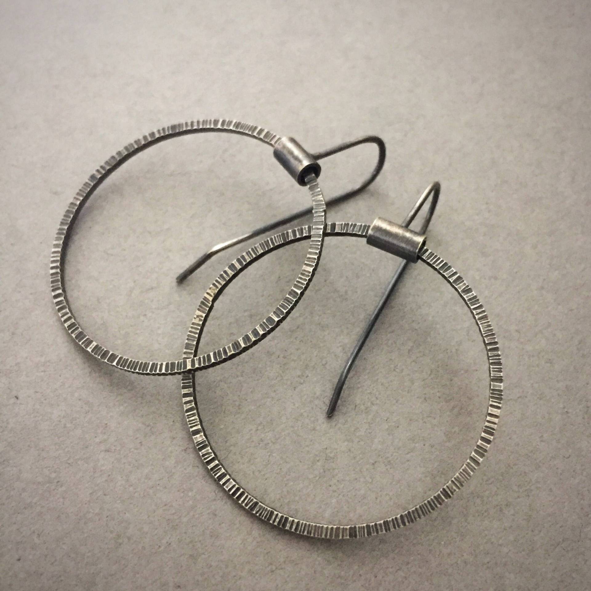 Oxidierte Gehämmerte Sterling Silber Creolen Oxidierte Gehämmerte Sterling Silber Creolen von CrowDesignStudio