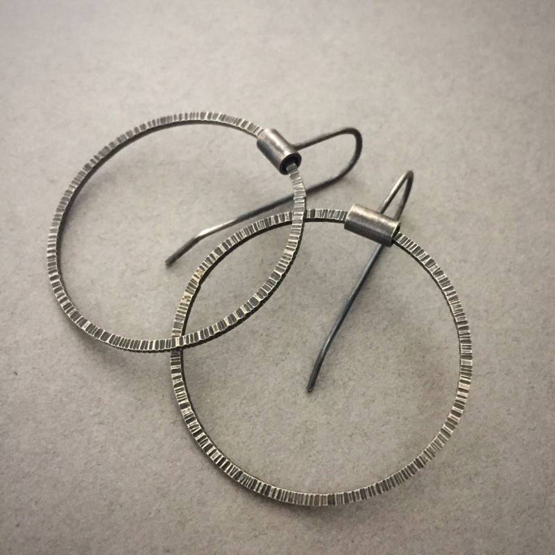 Oxidierte Gehämmerte Sterling Silber Creolen Oxidierte Gehämmerte Sterling Silber Creolen von CrowDesignStudio