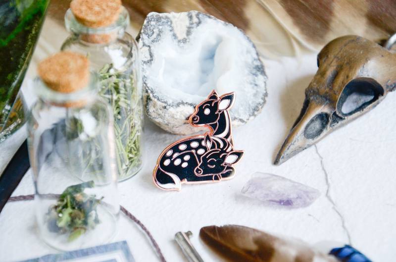 Fauna, Baby Reh Emaille Pin - Perfectly Normal Deer | Zweiköpfiges Kalb Inspiriert, Gruseliges Cryptidcore Design von CrowDessa