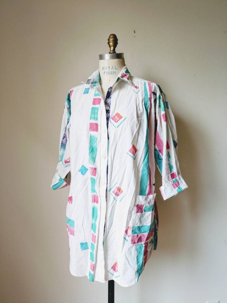 Handbemaltes 80Er Shirt Tunika Top Bunte Baumwolle Hell Rosa Grün Weiß Long Top Play Alegre Taschen Handbemaltes 80Er Shirt Tunika Top Bunte Baumwolle Hell Rosa Grün Weiß Long Top Play Alegre Taschen von CrowTreeVintage