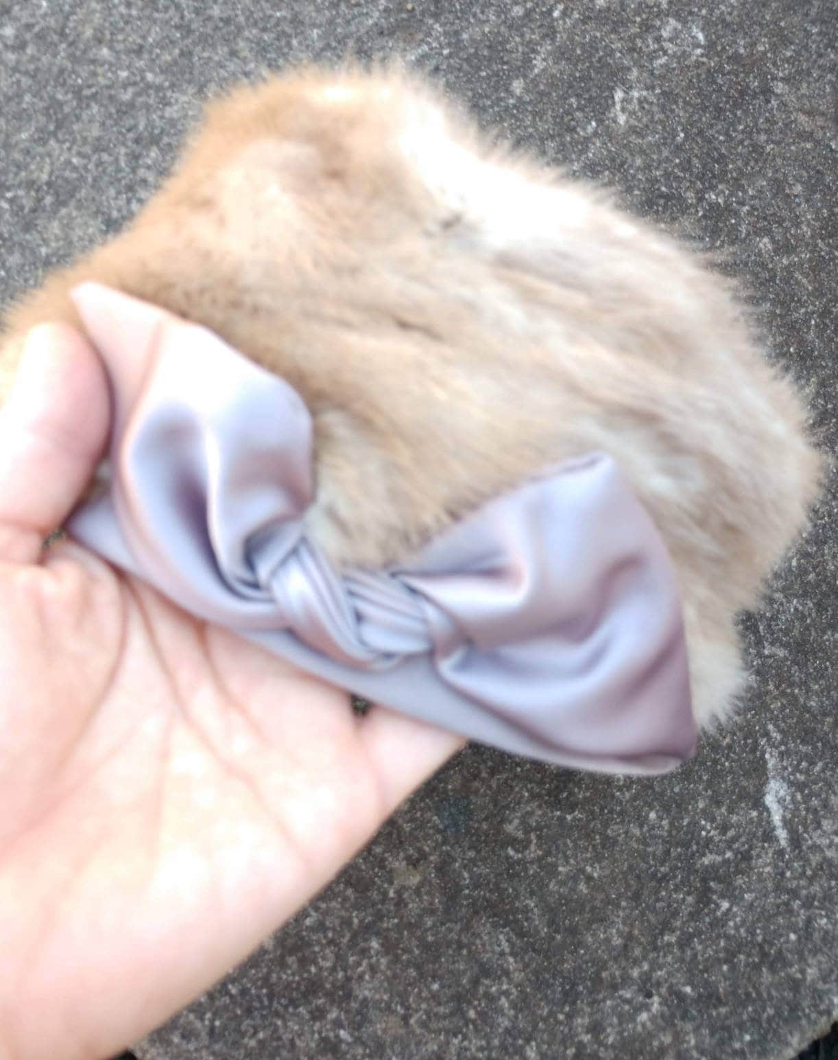 Pelz Chapeau Pillbox Mütze Mauve Flieder Satin Borte Schleife 1960Er Stylisch Glamourös Pelz Chapeau Pillbox Mütze Mauve Flieder Satin Borte Schleife 1960Er Stylisch Glamourös von CrowTreeVintage