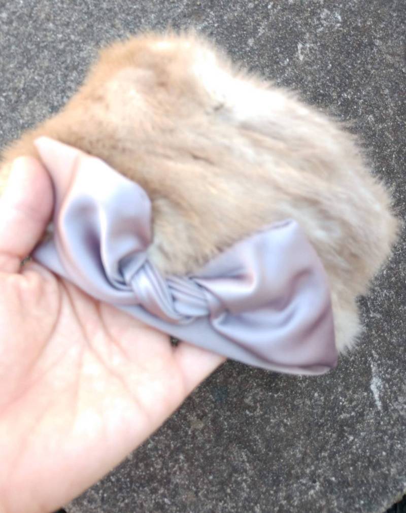 Pelz Chapeau Pillbox Mütze Mauve Flieder Satin Borte Schleife 1960Er Stylisch Glamourös Pelz Chapeau Pillbox Mütze Mauve Flieder Satin Borte Schleife 1960Er Stylisch Glamourös von CrowTreeVintage