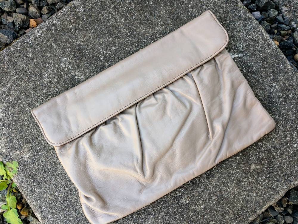Taupe Lederkupplung Geldbörse Beige Weiche Zusammengefasste Klappe Top Achtziger Handtasche Original Kopie Vintage Taupe Lederkupplung Geldbörse Beige Weiche Zusammengefasste Klappe Top Achtziger Handtasche Original Kopie Vintage von CrowTreeVintage