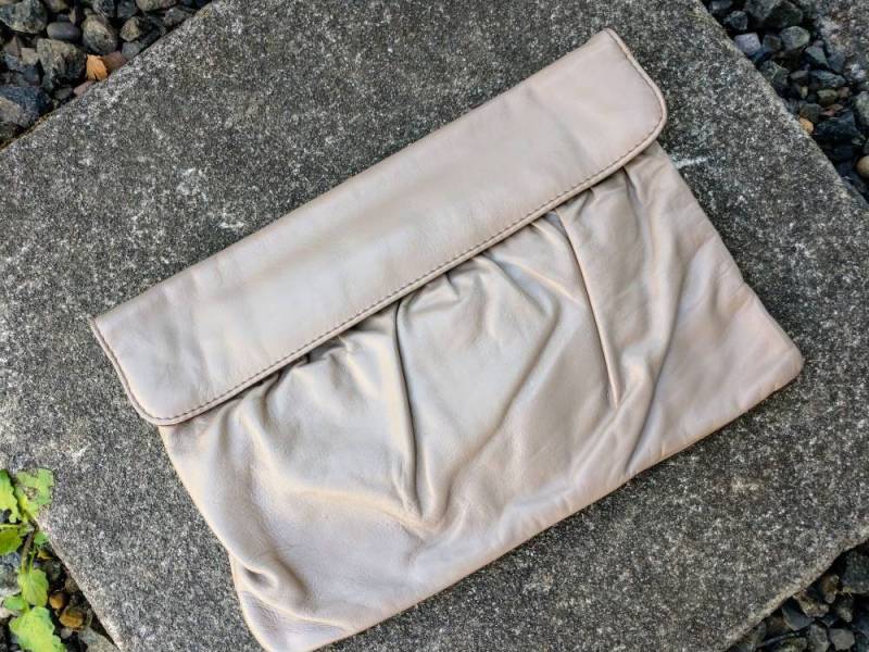 Taupe Lederkupplung Geldbörse Beige Weiche Zusammengefasste Klappe Top Achtziger Handtasche Original Kopie Vintage Taupe Lederkupplung Geldbörse Beige Weiche Zusammengefasste Klappe Top Achtziger Handtasche Original Kopie Vintage von CrowTreeVintage