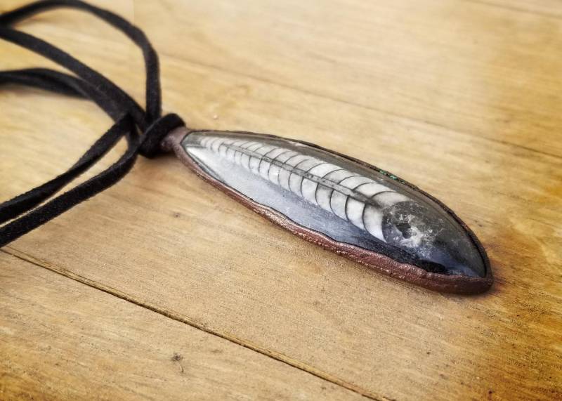 Kupfer Galvanisierte Orthoceras Halskette Mit Lederband Kupfer Galvanisierte Orthoceras Halskette Mit Lederband von CrowellDesigns