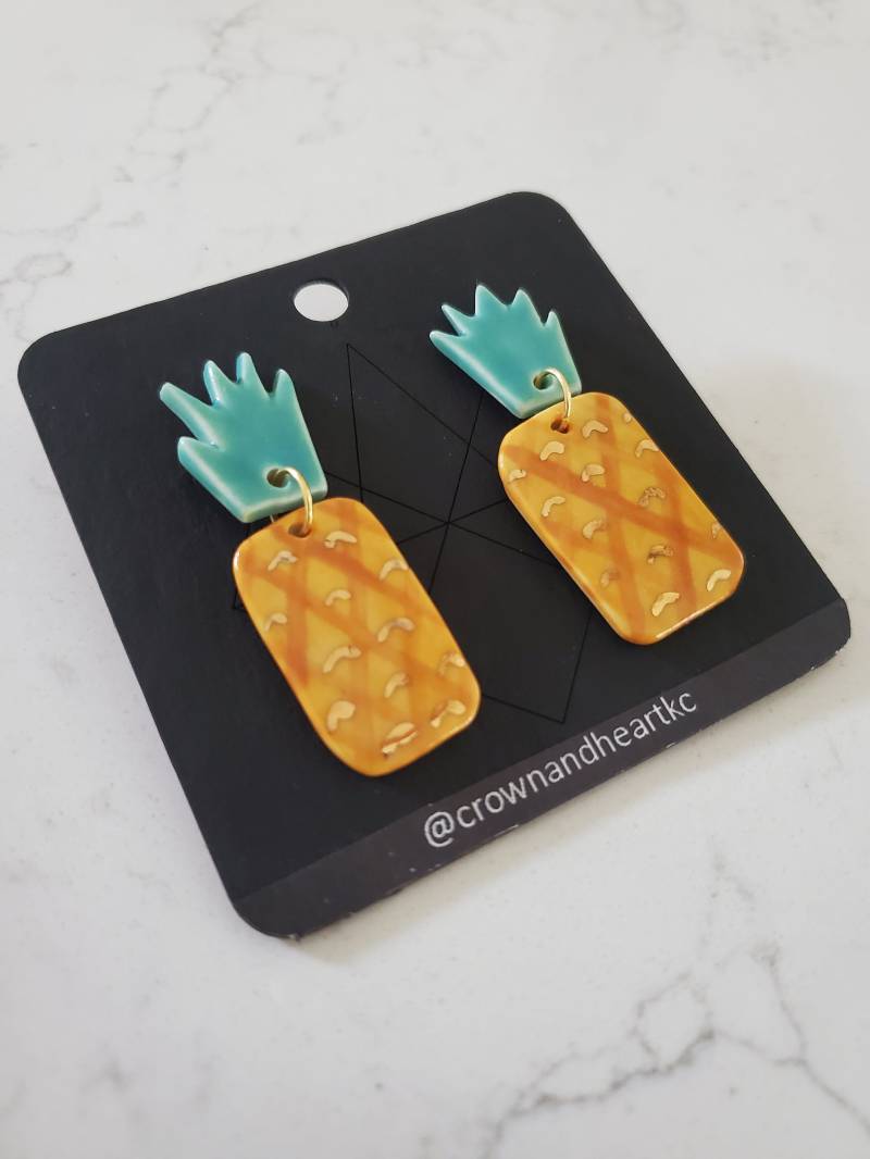 Ananas Ohrringe Made To Order Porzellan Keramik Ohrhänger, Handgemachte Handbemalte Ananas Ohrringe Made To Order Porzellan Keramik Ohrhänger, Handgemachte Handbemalte von CrownAndHeartKC