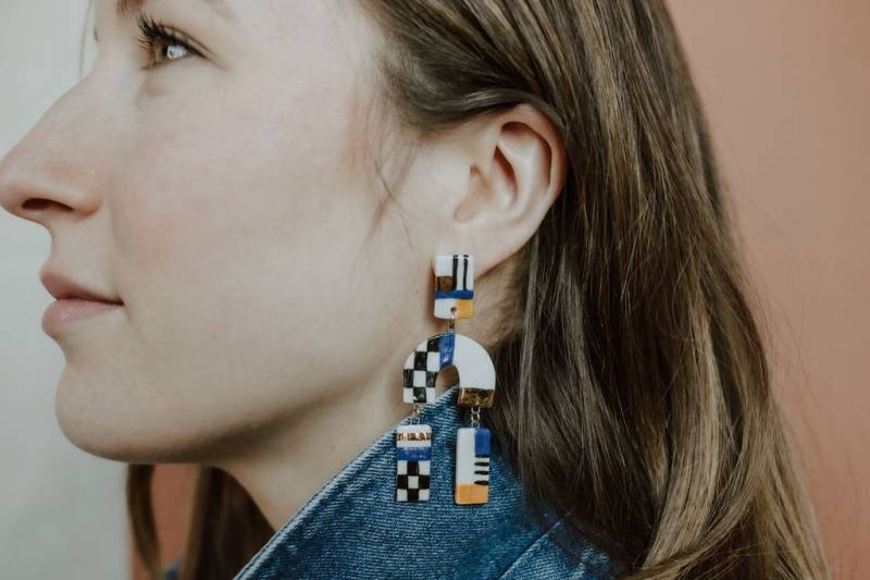 Block Gestapelte Bogen Ohrringe Made To Order Porzellan Keramik Schmuck Handbemalte Statement Block Gestapelte Bogen Ohrringe Made To Order Porzellan Keramik Schmuck Handbemalte Statement von CrownAndHeartKC