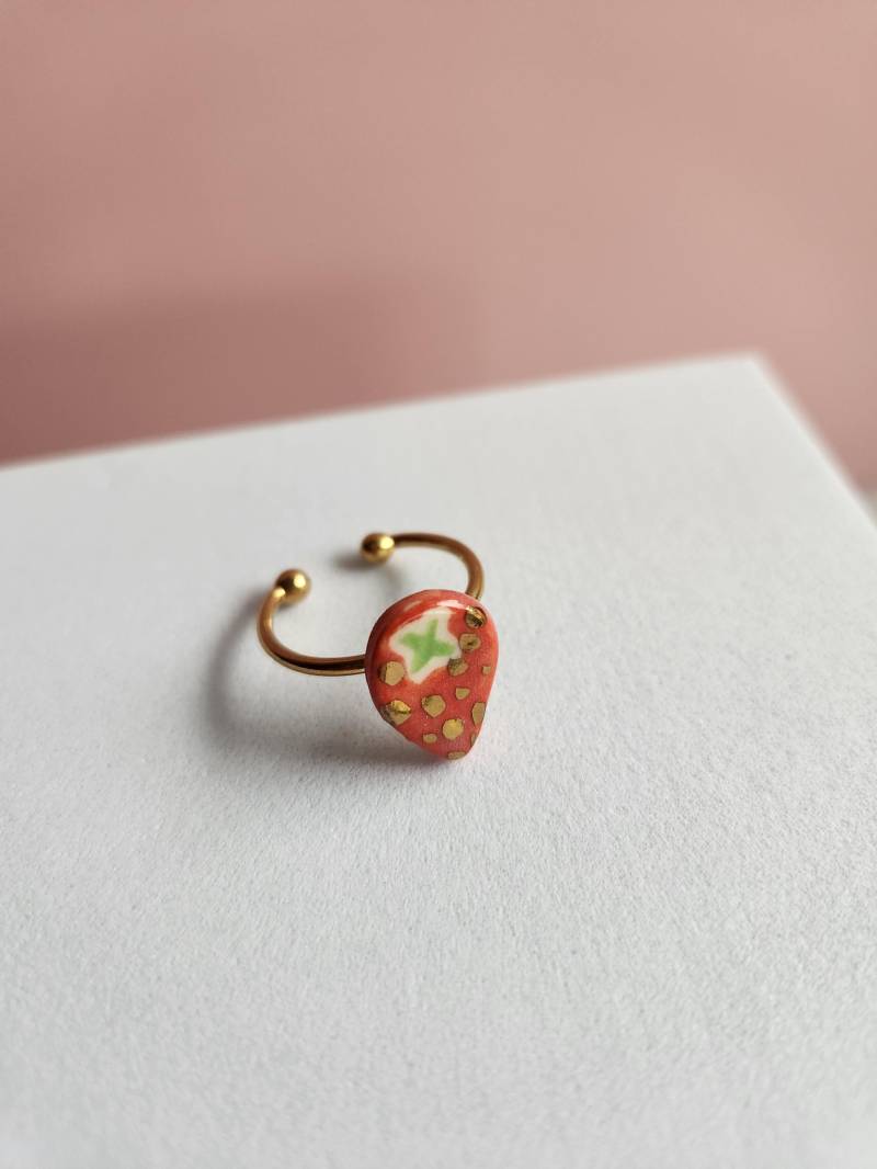 Erdbeer Ring Made To Order Verstellbarer Vergoldeter Porzellan Keramik Schmuck Handgemacht Handbemalt Erdbeer Ring Made To Order Verstellbarer Vergoldeter Porzellan Keramik Schmuck Handgemacht Handbemalt von CrownAndHeartKC