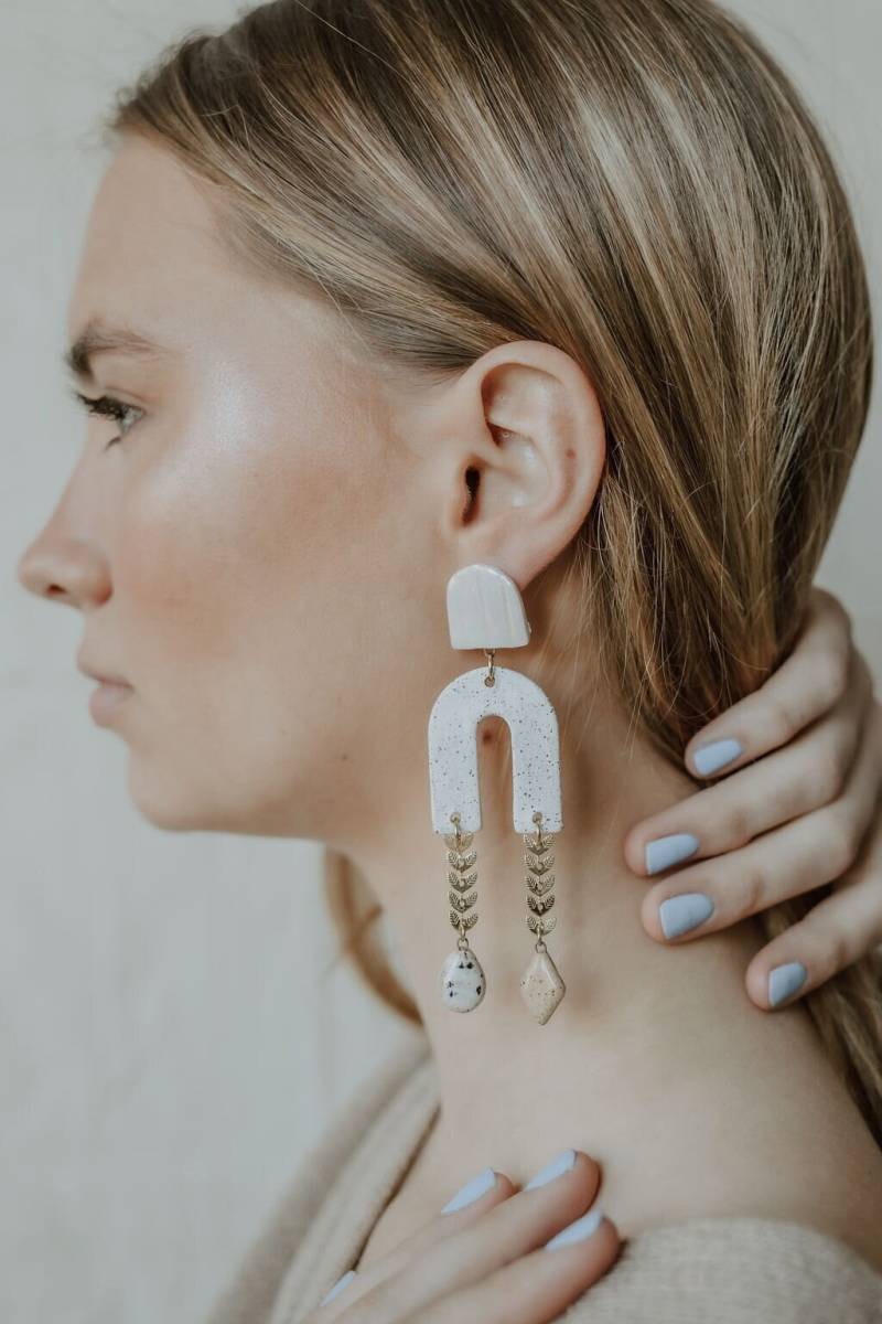 Gesprenkelte Perle + Blatt Kettenohrringe Made To Order Porzellan Keramik Schmuck Handbemalt Statement Gesprenkelte Perle + Blatt Kettenohrringe Made To Order Porzellan Keramik Schmuck Handbemalt Statement von CrownAndHeartKC