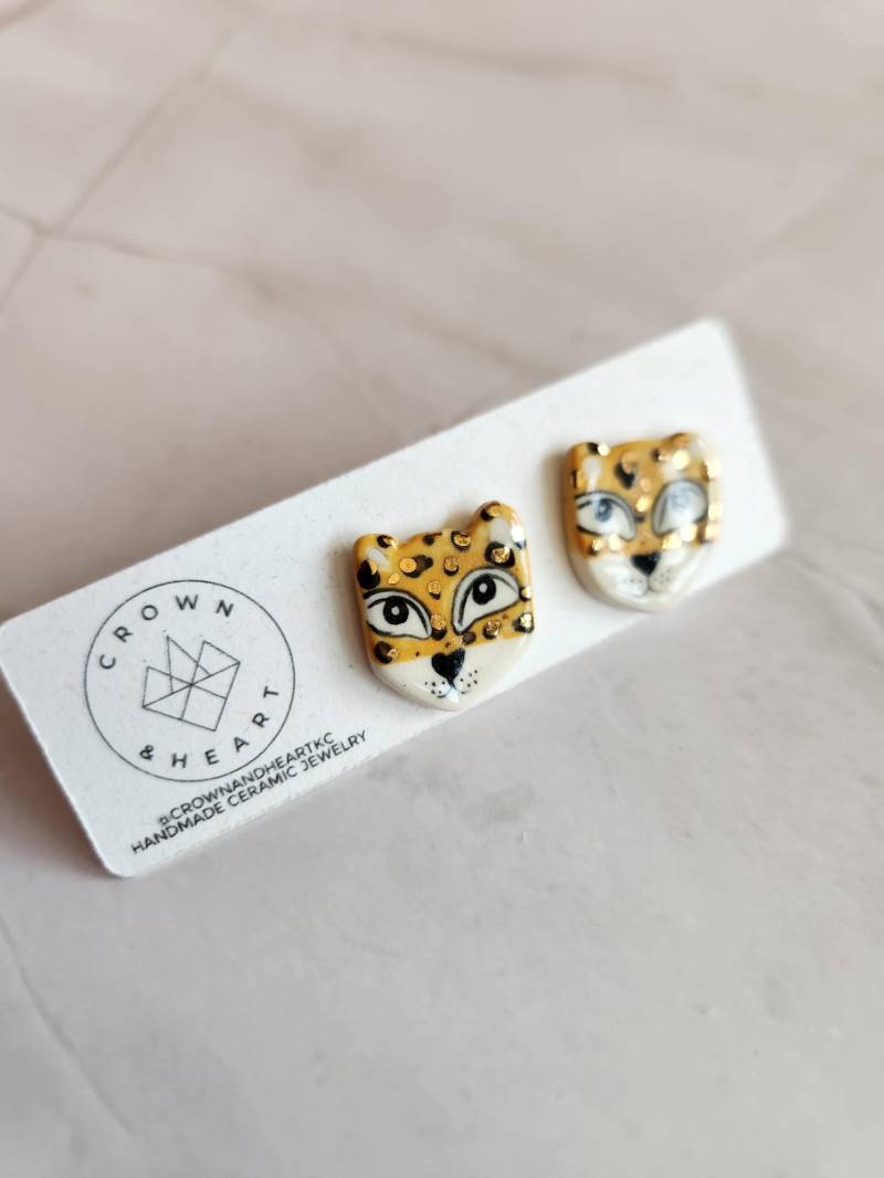 Leopard Ohrstecker, Goldgelbe Ohrstecker Made To Order Porzellan Keramik Handgemacht, Handbemalt von CrownAndHeartKC