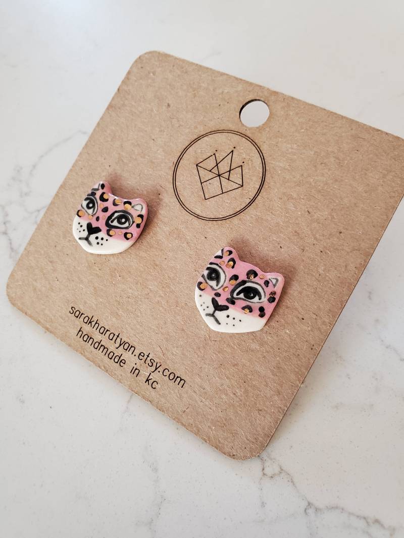 Leopard Ohrstecker - Rosa Made To Order Keramik Statement Schmuck Porzellan Ohrringe Handbemalt Leopard Ohrstecker - Rosa Made To Order Keramik Statement Schmuck Porzellan Ohrringe Handbemalt von CrownAndHeartKC