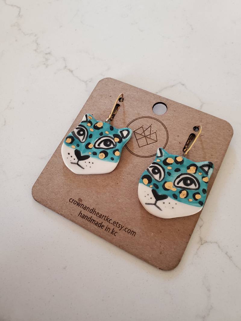 Leopard Statement Ohrringe - Türkis Made To Order Porzellan-Keramik-Ohrringe, Handgefertigte Handbemalte Schmuckstücke Leopard Statement Ohrringe - Türkis Made To Order Porzellan-Keramik-Ohrringe, Handgefertigte Handbemalte Schmuckstücke von CrownAndHeartKC
