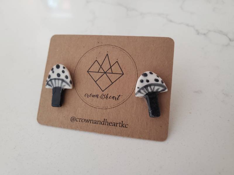 Pilz Ohrringe Made To Order Porzellan Keramik Ohrstecker, Handgemacht Handbemalter Schmuck Pilz Ohrringe Made To Order Porzellan Keramik Ohrstecker, Handgemacht Handbemalter Schmuck von CrownAndHeartKC