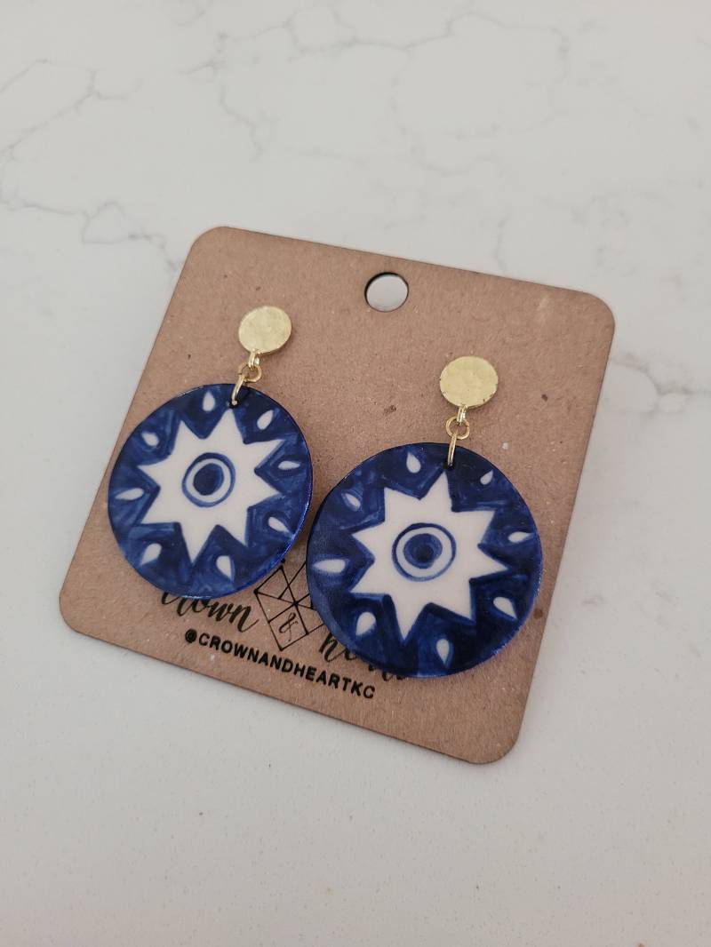 Pueblo Inspirierte Ohrhänger Kreis Sunburst Made To Order Porzellan Keramik Handgefertigt Und Handbemalt Pueblo Inspirierte Ohrhänger Kreis Sunburst Made To Order Porzellan Keramik Handgefertigt Und Handbemalt von CrownAndHeartKC