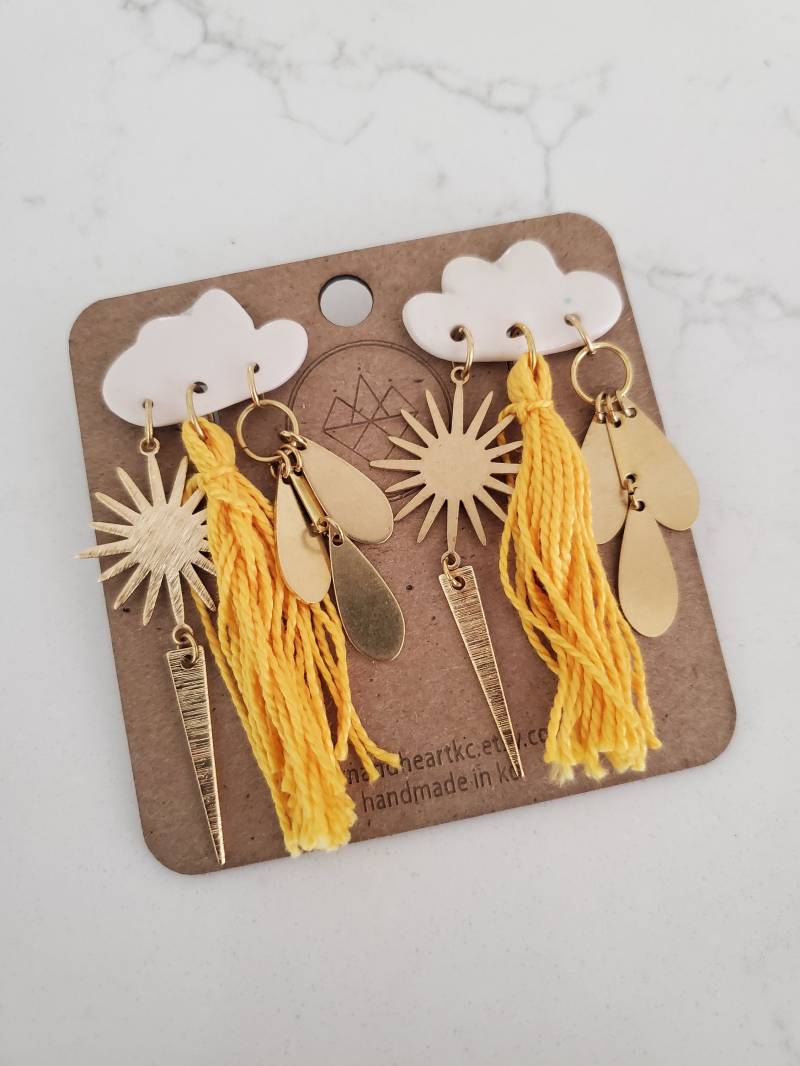 Sonnenschein Ohrringe - Wolke + Regentropfen Sonne Gelbe Baumwolle Quaste Made To Order Porzellan, Keramik, Schmuck, Handgemacht Sonnenschein Ohrringe - Wolke + Regentropfen Sonne Gelbe Baumwolle Quaste Made To Order Porzellan, Keramik, Schmuck, Handgemacht von CrownAndHeartKC