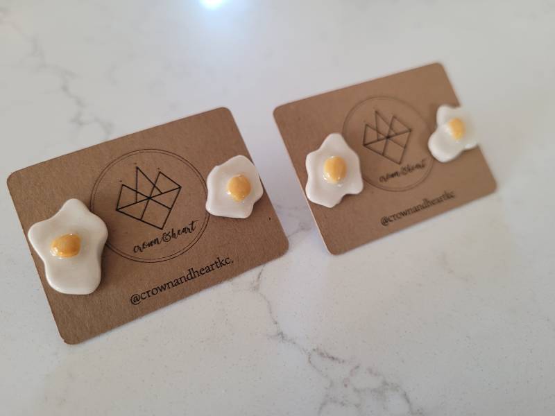 Spiegelei Ohrstecker Made To Order Porzellan Keramik Ohrstecker, Handgemacht Handbemalter Schmuck Spiegelei Ohrstecker Made To Order Porzellan Keramik Ohrstecker, Handgemacht Handbemalter Schmuck von CrownAndHeartKC