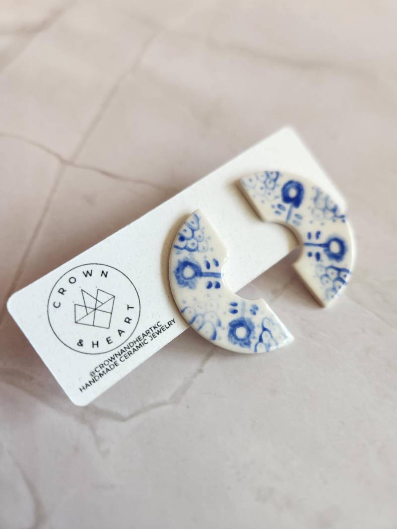 Südwester Blaue + Weiße Statement Ohrringe - Bogen Made To Order Porzellanschmuck, Handgemachte Handbemalte Keramikohrringe Südwester Blaue + Weiße Statement Ohrringe - Bogen Made To Order Porzellanschmuck, Handgemachte Handbemalte Keramikohrringe von CrownAndHeartKC