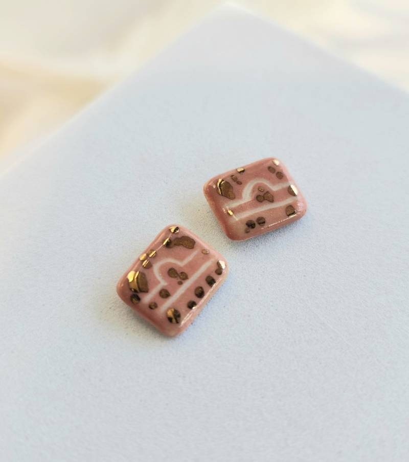 Waage Ohrstecker, Porzellan Keramik Handbemalt Mit 22K Gold Lüster Details Waage Ohrstecker, Porzellan Keramik Handbemalt Mit 22K Gold Lüster Details von CrownAndHeartKC