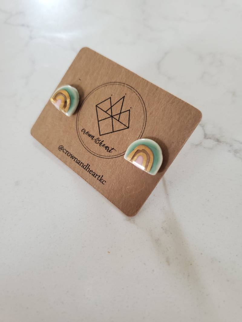 Regenbogen Ohrstecker - Smaragd Grün + Orange Pink Made To Order, Porzellan Ohrstecker, Handgemacht, Handbemalt Regenbogen Ohrstecker - Smaragd Grün + Orange Pink Made To Order, Porzellan Ohrstecker, Handgemacht, Handbemalt von CrownAndHeartKC