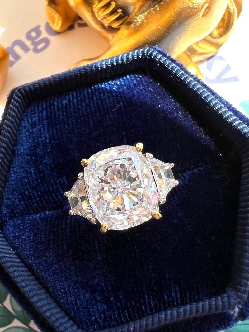 5 Karat Radiant Cut Drei Stein Jubiläum Diamant Simulant Versprechen Ring Für Sie S925/14K 18K 5 Karat Radiant Cut Drei Stein Jubiläum Diamant Simulant Versprechen Ring Für Sie S925/14K 18K von CrownAngelsInTheSky