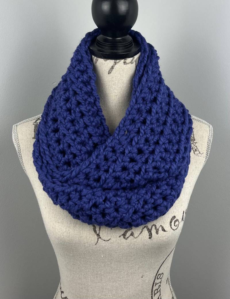 Gehäkelter Loop, Blauer Häkelschal von CrownKnits