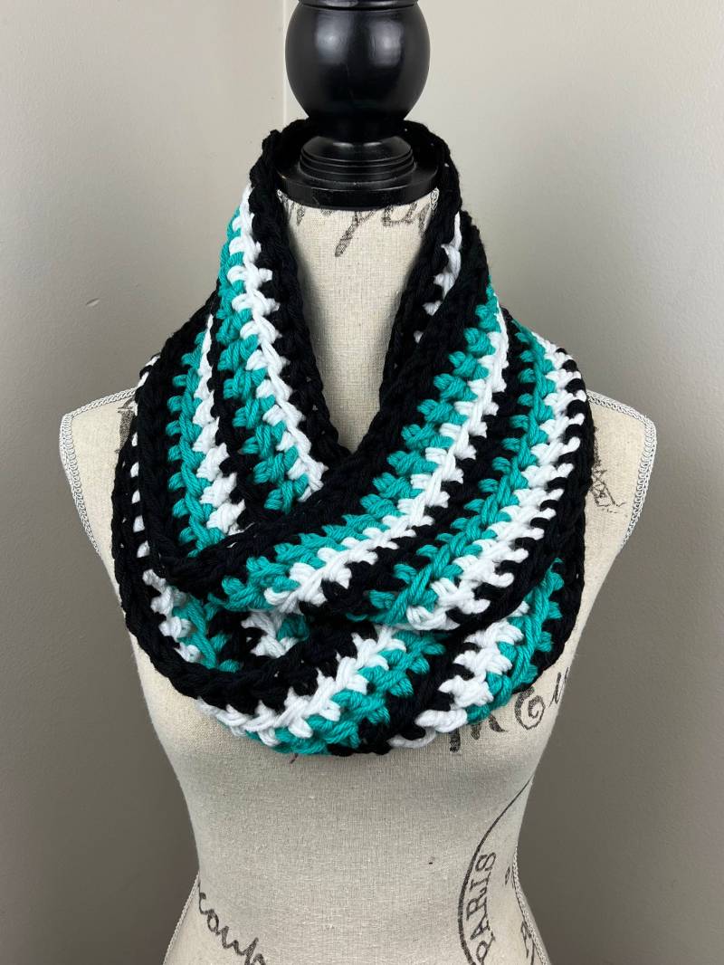 Gehäkelter Loop, Grün Schwarz Weiß Gestreifter Loop von CrownKnits
