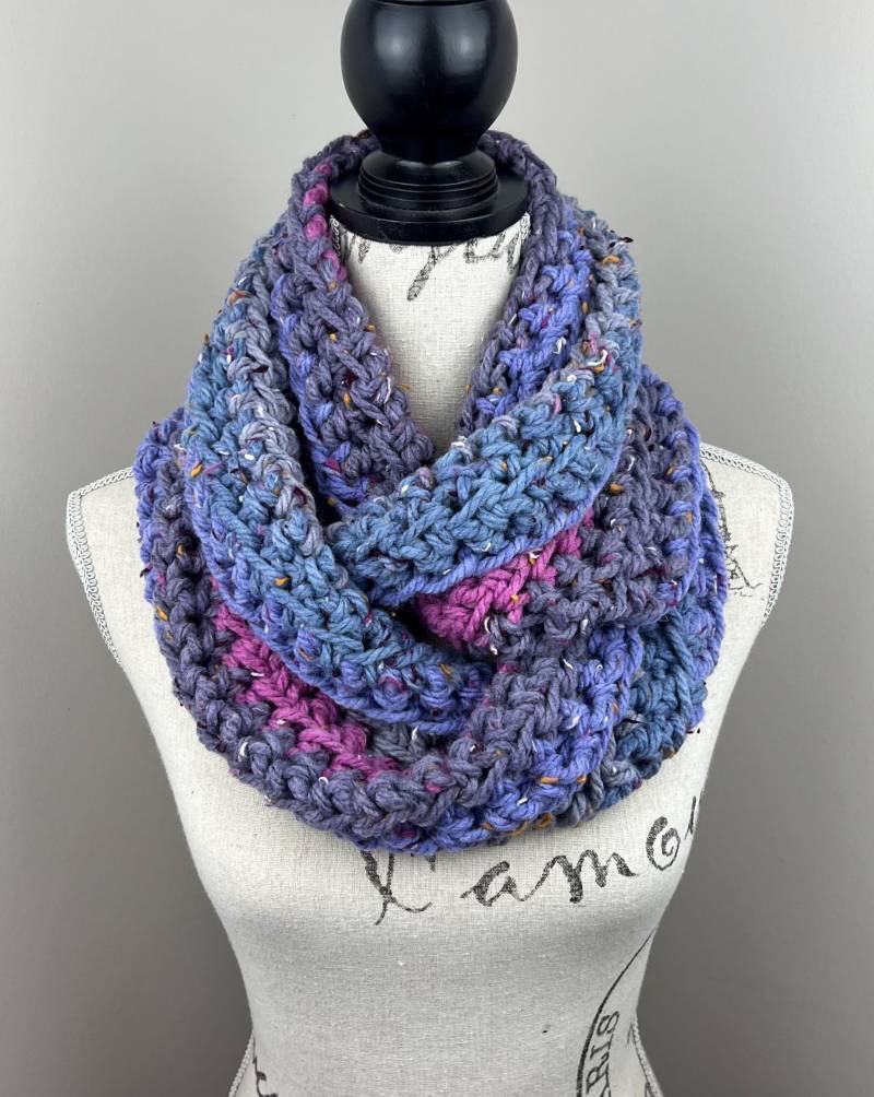 Gehäkelter Loop, Mehrfarbiger Block-Tweed-strickschal von CrownKnits