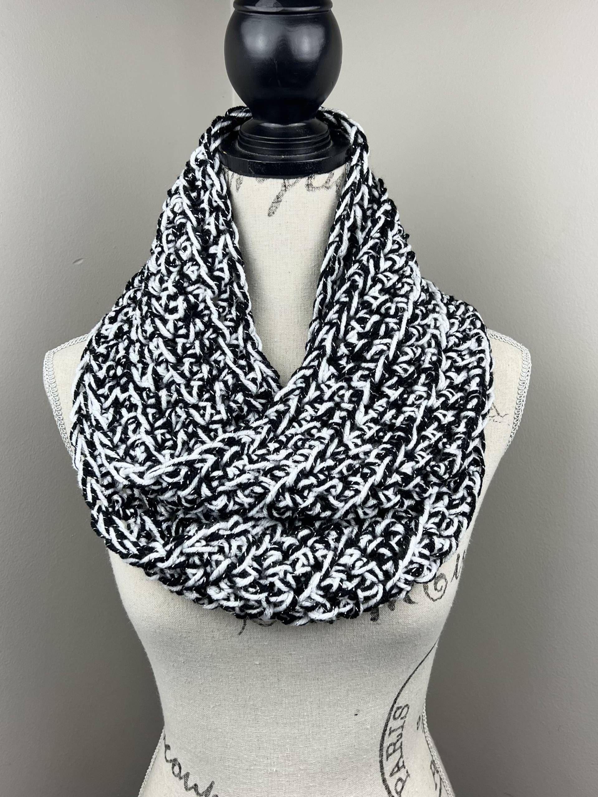 Gehäkelter Schal - Unendlich, Schwarz-Weiß Gehäkelte Muster von CrownKnits