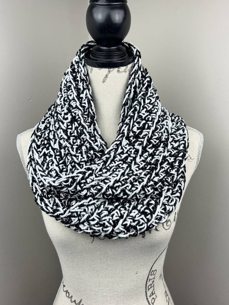 Gehäkelter Schal - Unendlich, Schwarz-Weiß Gehäkelte Muster von CrownKnits
