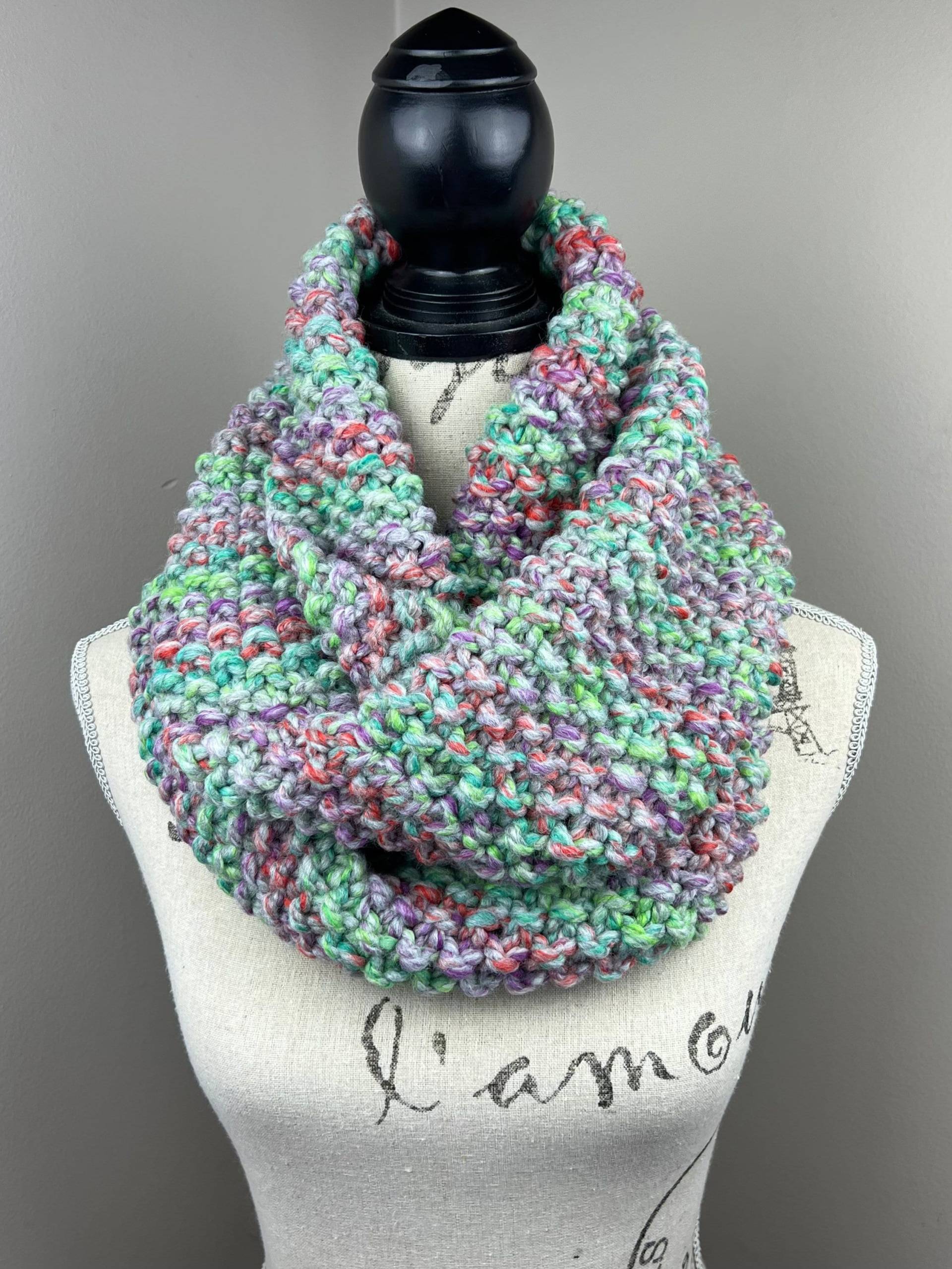 Gestrickter Loopschal, Mehrfarbiger Strickschal von CrownKnits