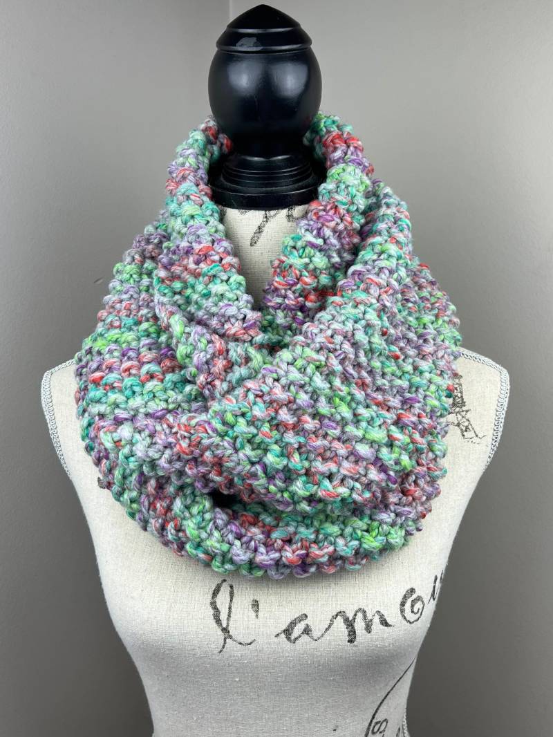 Gestrickter Loopschal, Mehrfarbiger Strickschal von CrownKnits