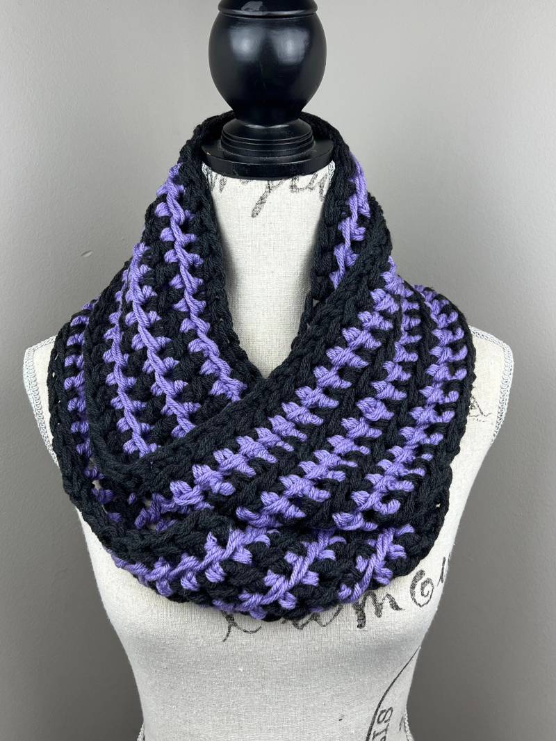 Schlauchschal, Damen Grau Lila Gestreifter Gehäkelter Loop Schlauchschal, Damen Grau Lila Gestreifter Gehäkelter Loop von CrownKnits