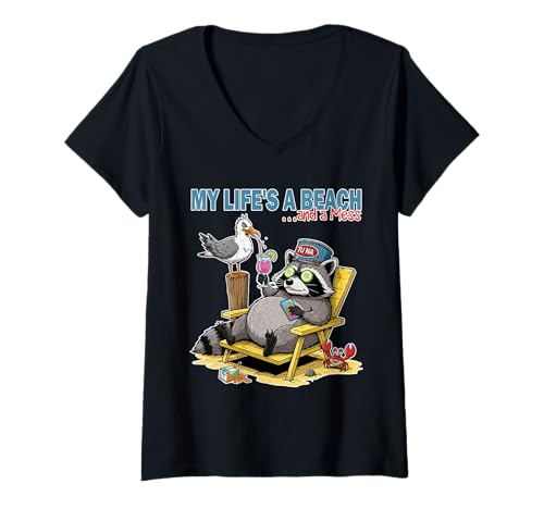 Damen Humorvolles Waschbär Beach Chillin 'Messy Life Zitat T-Shirt mit V-Ausschnitt von Crowned Raccoon