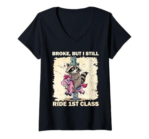 Damen Pleite und noch 1. Klasse Raccoon Ride Humor Grafik T-Shirt mit V-Ausschnitt Damen Pleite und noch 1. Klasse Raccoon Ride Humor Grafik T-Shirt mit V-Ausschnitt von Crowned Raccoon